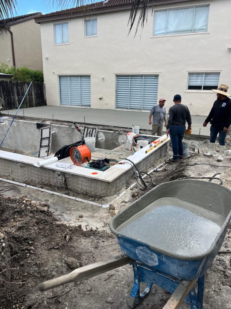 Instalacion de piscina de fibra de vidrio en Miami