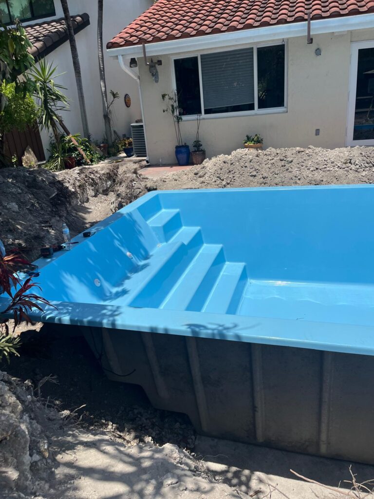 Instalacion de piscina de fiberglass en miami
