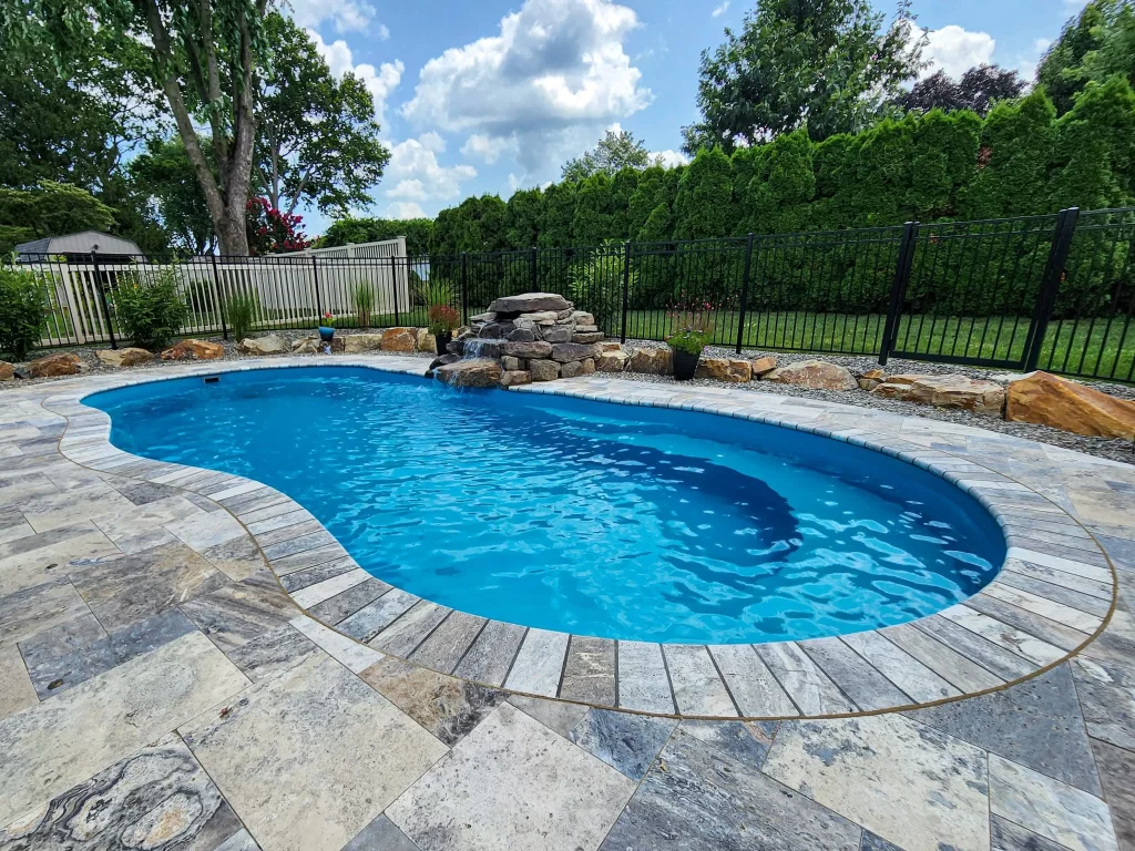 Patio en Miami cons piscina instalada de fibra